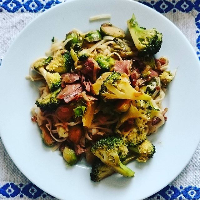 Nouilles de riz sautées avec des fleurets de brocolis, choux de Bruxelles et jambon de Bayonne 🍴🌶👌
#padthai #green #miam #foodblogger #pastalover #asianinspired