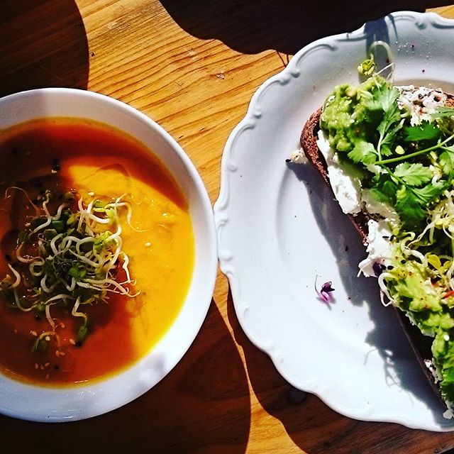 Soupe carotte coco et toast à l'avocat avec ma super partenaire @aliceldp 
#dejausoleil #healthyfood #sunnyday