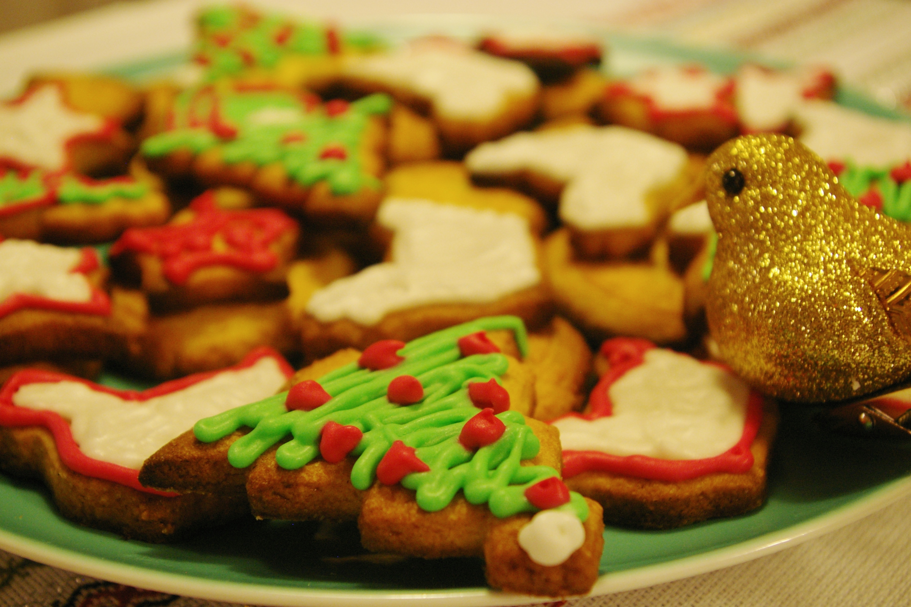 Décorer Des Biscuits Au Sucre De Noël Avec Du Glaçage Royal Et Des  Vermicelles.