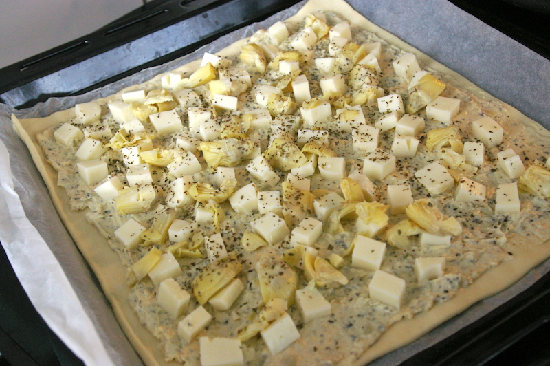 preparation pizza artichaut
